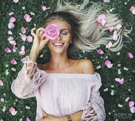  ژست عکس با شاخه گل