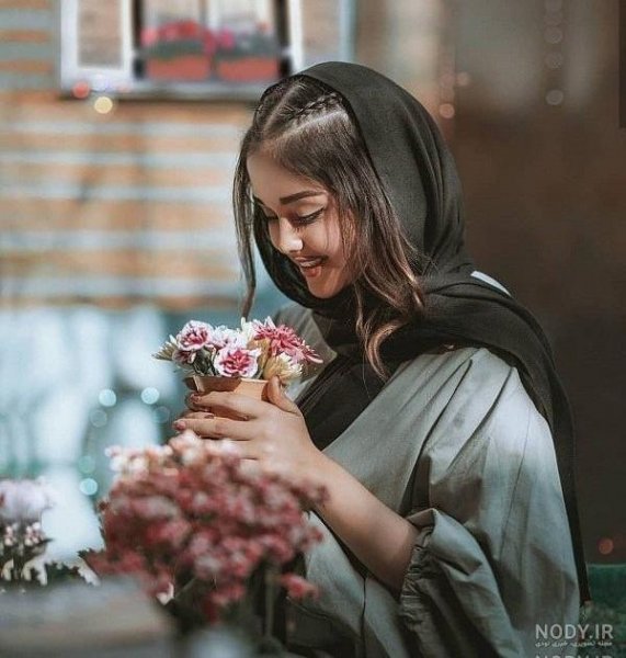 ژست عکس با شاخه گل رز