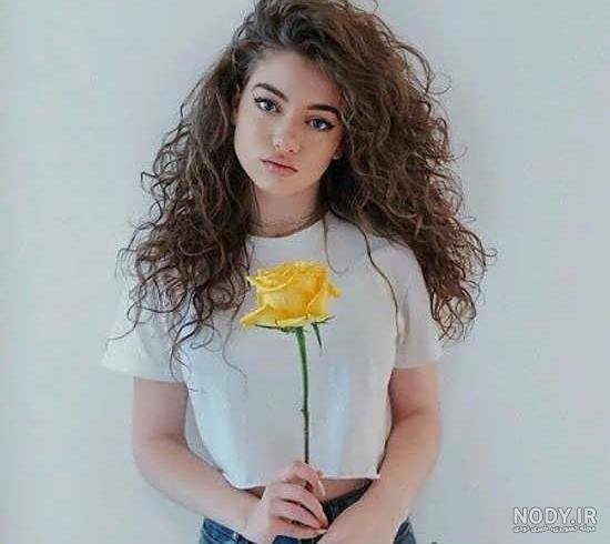 ژست عکس با شاخه گل رز