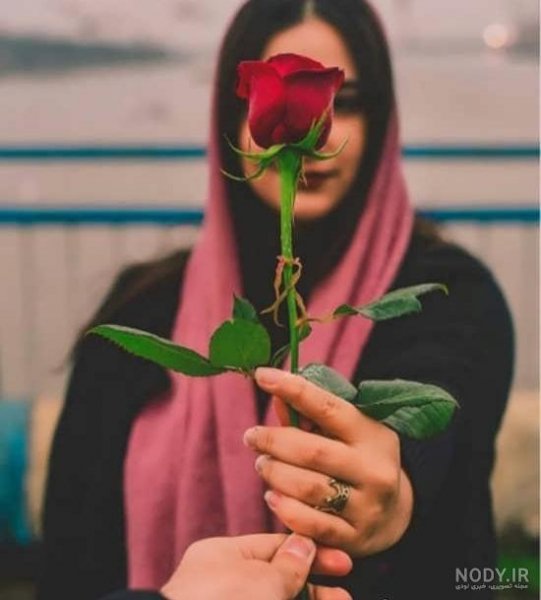  ژست عکس با شاخه گل رز