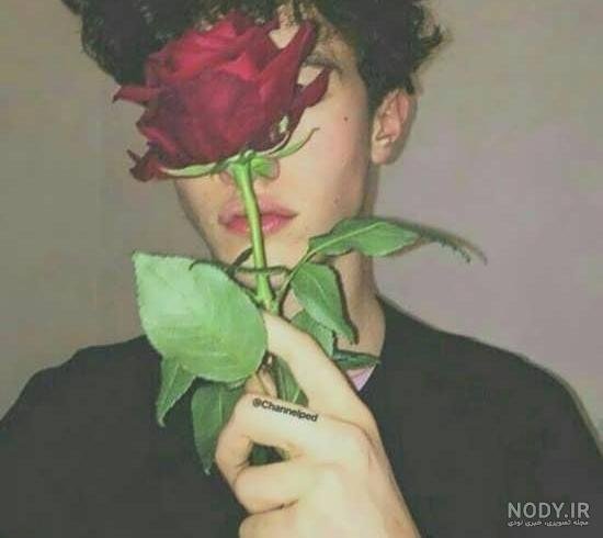  ژست عکس با شاخه گل رز