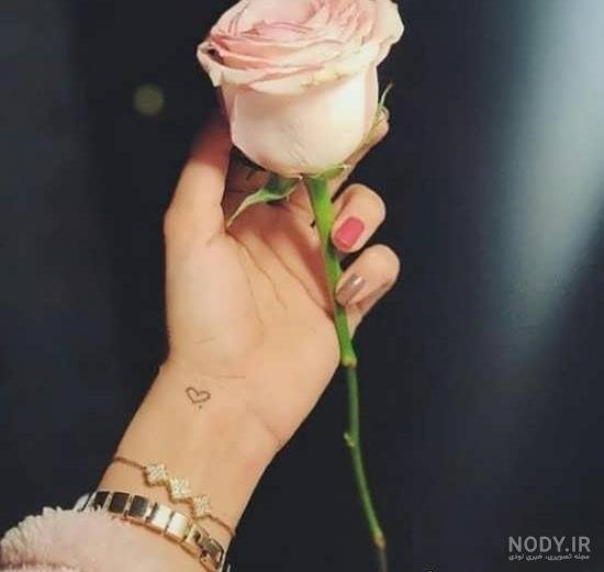  ژست عکس با شاخه گل رز
