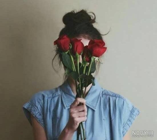  ژست عکس با شاخه گل رز