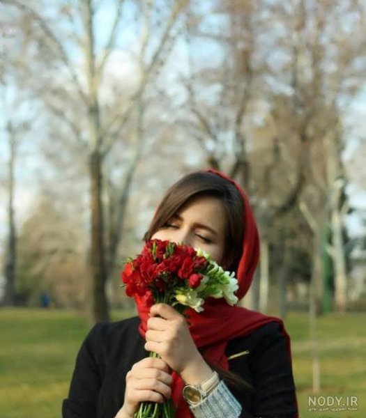  ژست عکس با شاخه گل رز