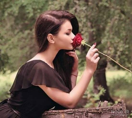  ژست عکس با شاخه گل رز