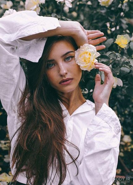  ژست عکس با شاخه گل رز