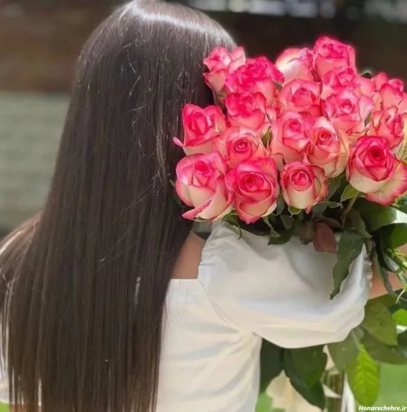 عکس گل رز قرمز در دست دختر