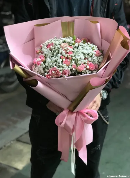  عکس گل رز قرمز در دست دختر