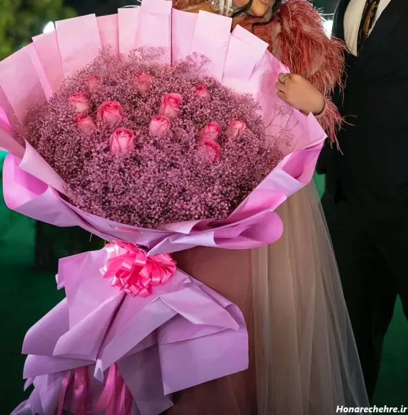  عکس گل رز قرمز در دست دختر