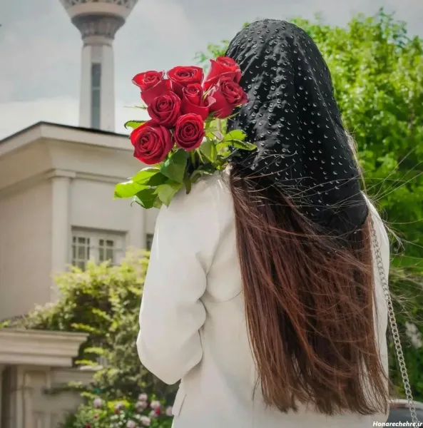  عکس گل رز قرمز در دست دختر