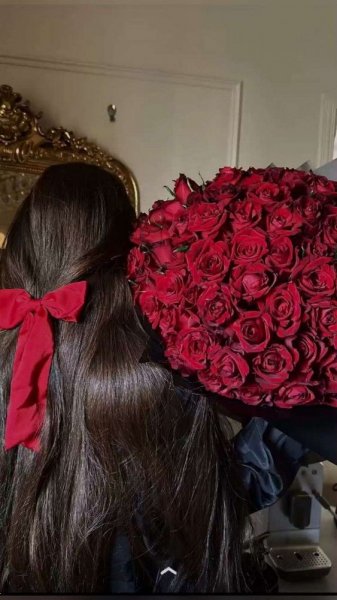  عکس با دسته گل بدون چهره در خانه