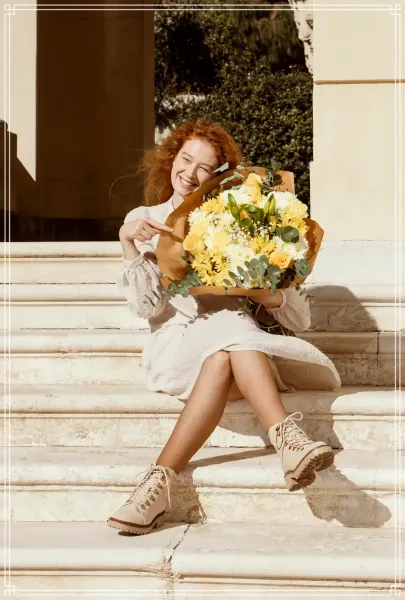  ژست عکس با گل در خانه