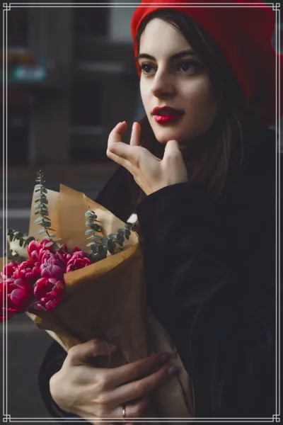  ژست عکس با گل در خانه