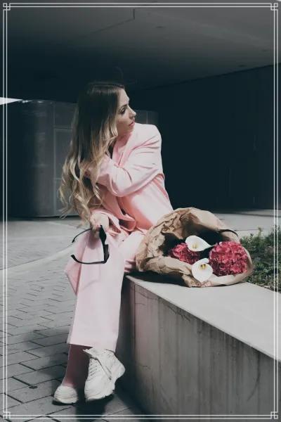  ژست عکس با گل در خانه