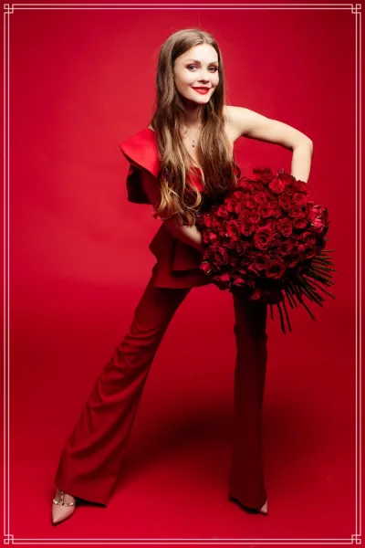  ژست عکس با گل در خانه