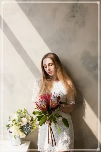  ژست عکس با گل در خانه