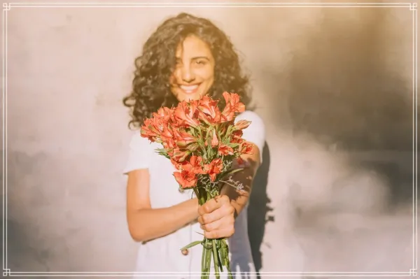  عکس دختر با گل برای پروفایل واتساپ