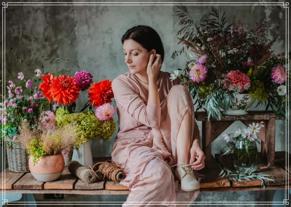  عکس دختر با گل برای پروفایل واتساپ