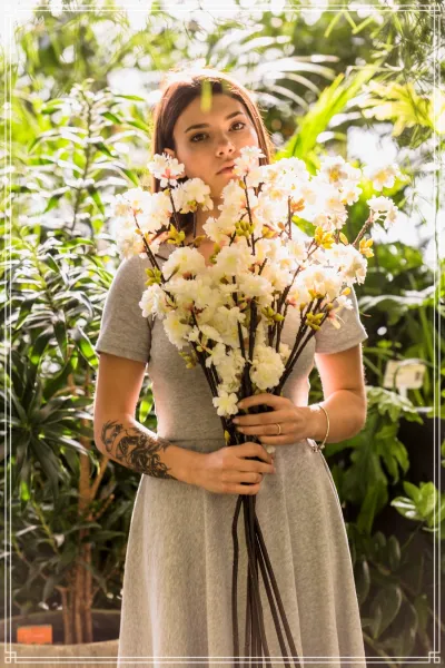  عکس دختر با گل برای پروفایل واتساپ