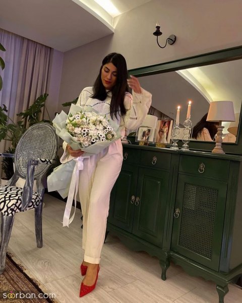 ژست عکس با باکس گل