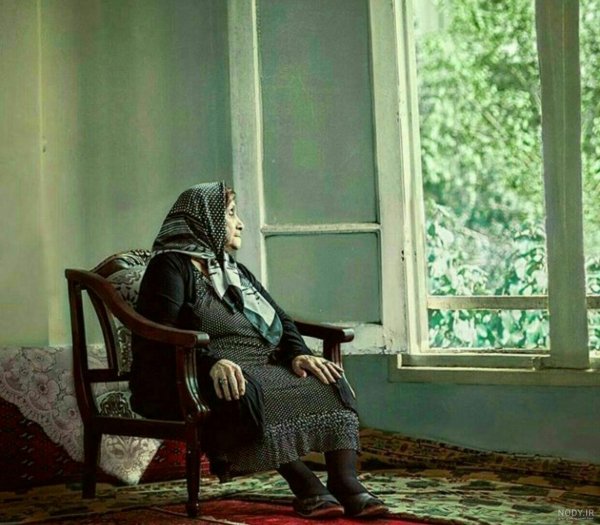 عکس مادر پیر غمگین