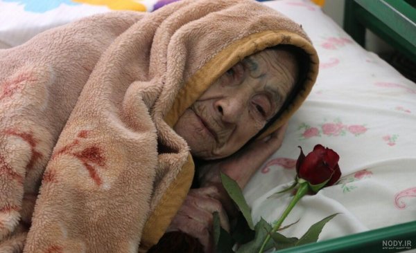 عکس مادر پیر غمگین