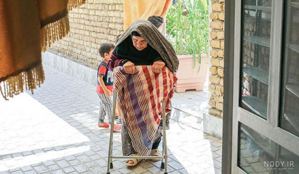 عکس مادر پیر غمگین