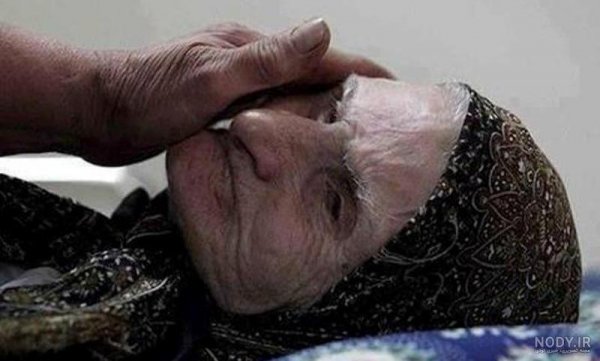 عکس مادر پیر غمگین