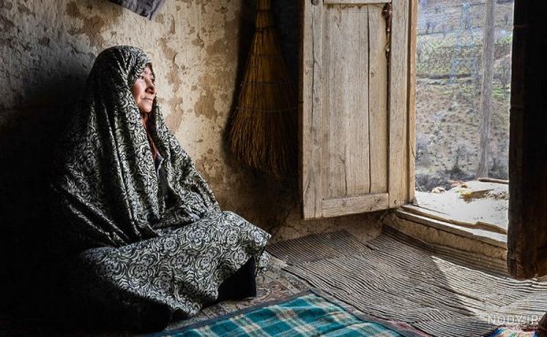 عکس مادر پیر غمگین