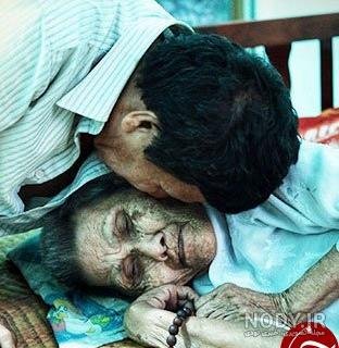 عکس مادر پیر غمگین