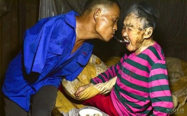 عکس مادر پیر غمگین