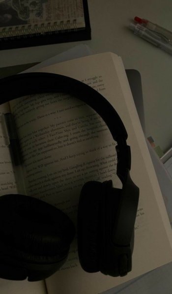  عکس کتاب برای پروفایل شاد