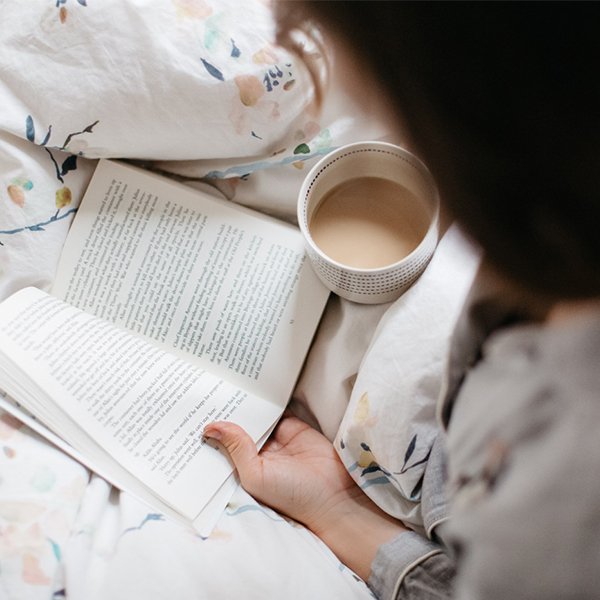  عکس کتاب خواندن دخترانه