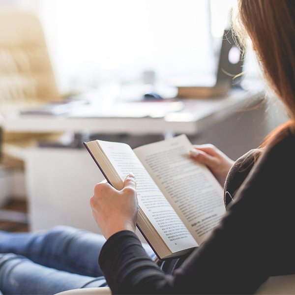  عکس کتاب خواندن دخترانه