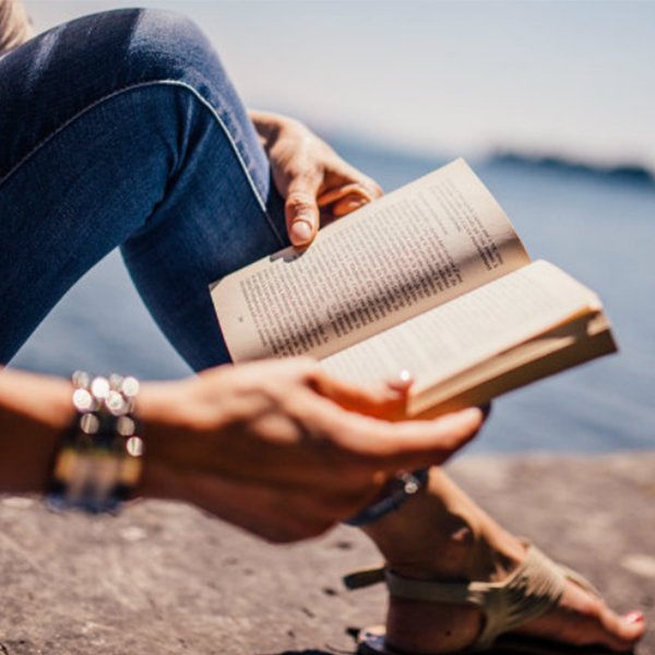  عکس کتاب خواندن دخترانه