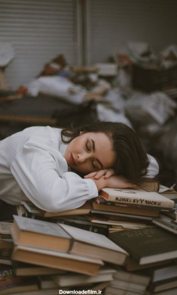  عکس دختر در حال کتاب خواندن کارتونی