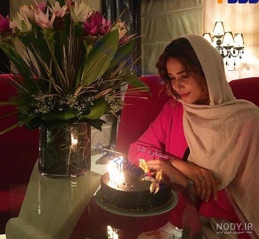 ژست عکس تولد دختر بچه با کیک