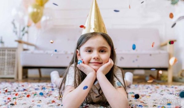  ژست عکس تولد دختر بچه با کیک