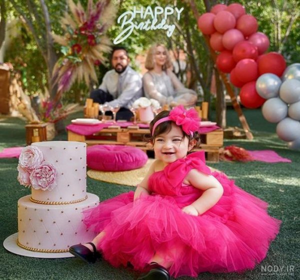  ژست عکس تولد دختر بچه با کیک