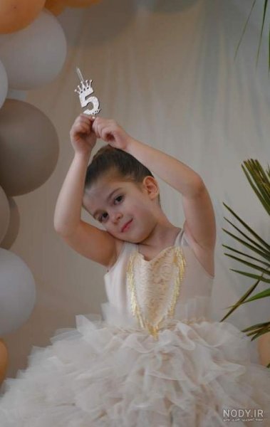  ژست عکس تولد دختر بچه با کیک