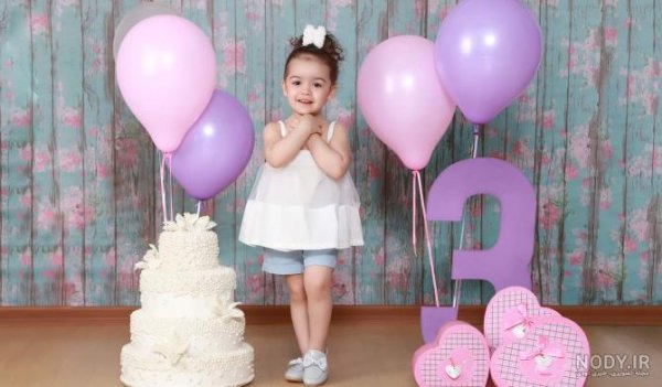  ژست عکس تولد دختر بچه با کیک
