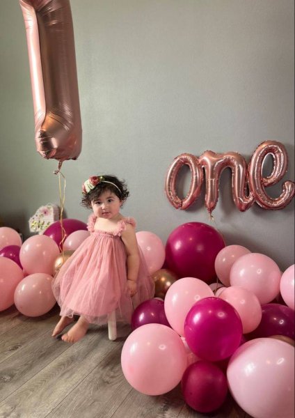  ژست عکس تولد دختر بچه در منزل