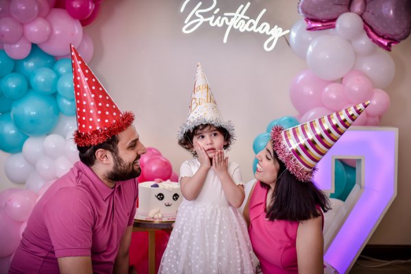 ژست عکس تولد خانوادگی در منزل