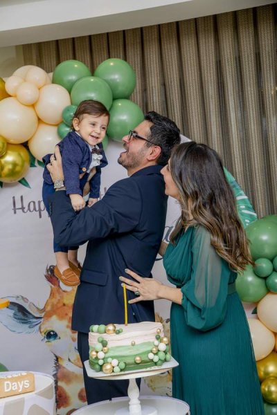  ژست عکس تولد خانوادگی در منزل