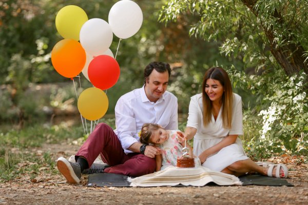  ژست عکس تولد خانوادگی در منزل