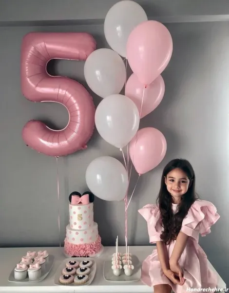 ژست عکس تولد در طبیعت با کیک