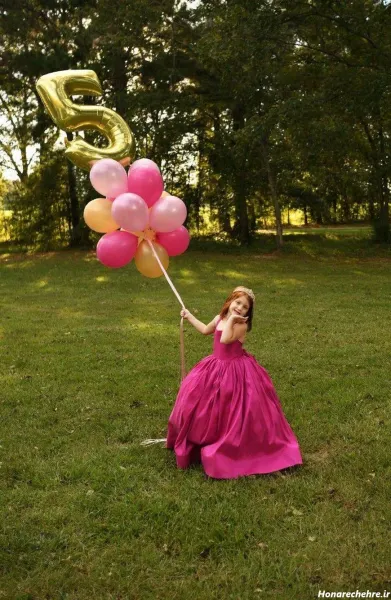 ژست عکس تولد در طبیعت با کیک