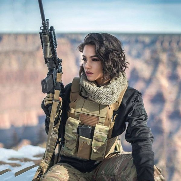  عکس دختر نظامی با تفنگ