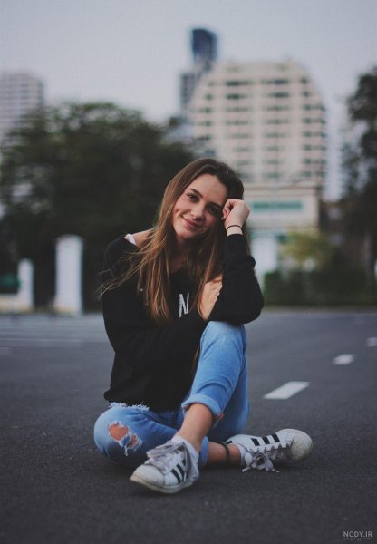 ژست عکس اسپرت فضای باز