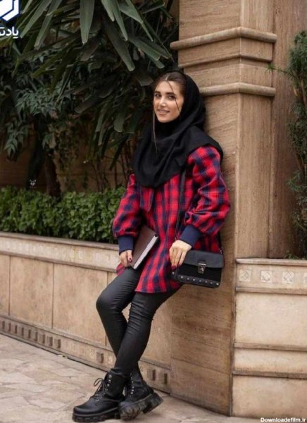  ژست عکاسی دخترانه ایستاده